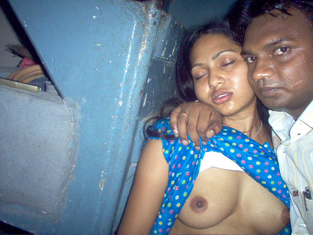 Hot indian gf with her boyfriend gettign her boob sucked