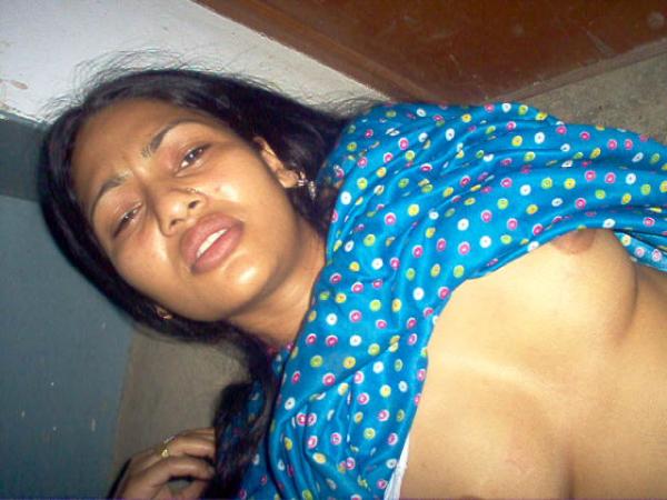 Hot indian gf with her boyfriend gettign her boob sucked