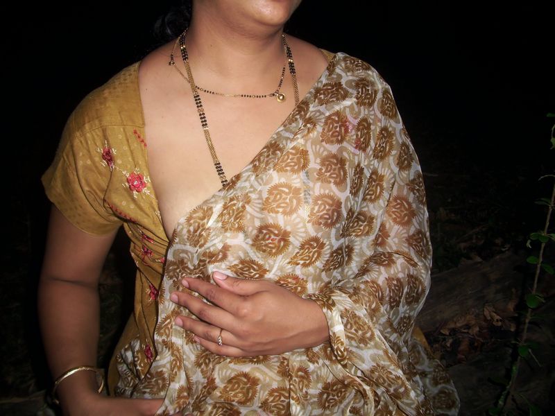 Indian wife exposing her juicy boobs on camera