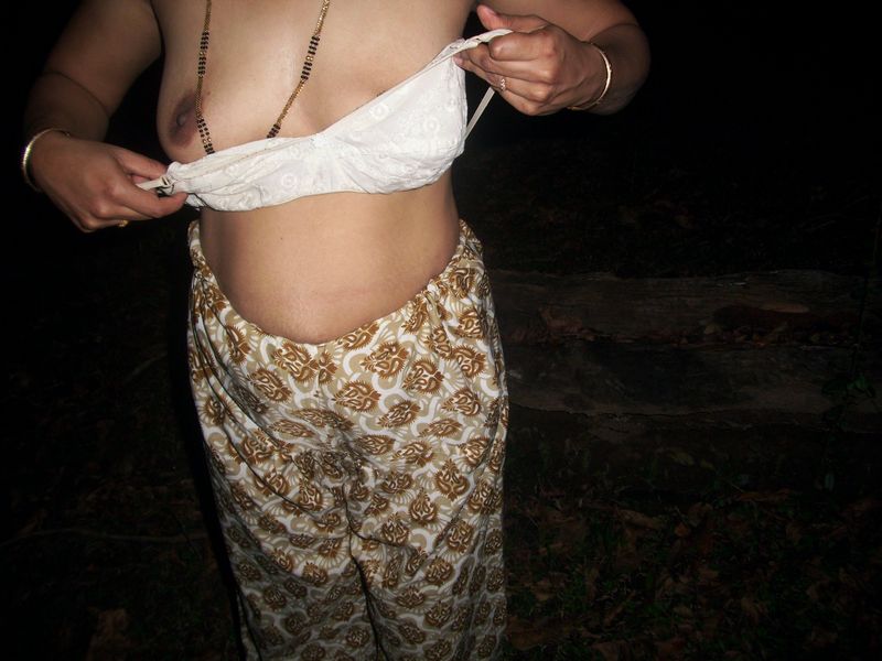 Indian wife exposing her juicy boobs on camera