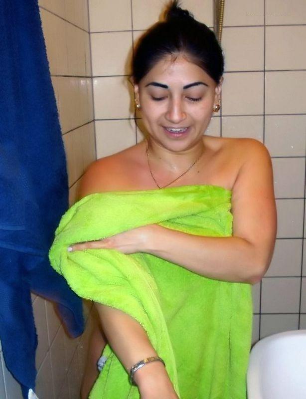 Hot Indian Wife Bathroom Taking Shower Nude Images