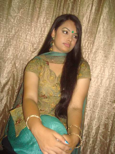 Sexy juicy indian girl giving sexy poses before she gets naked