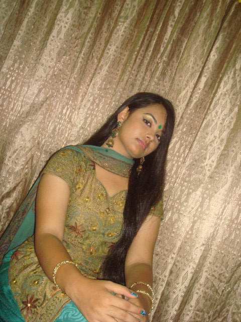 Sexy juicy indian girl giving sexy poses before she gets naked