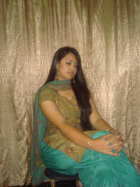 Sexy juicy indian girl giving sexy poses before she gets naked