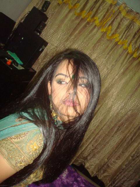 Sexy juicy indian girl giving sexy poses before she gets naked