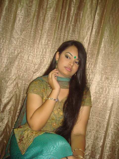 Sexy juicy indian girl giving sexy poses before she gets naked