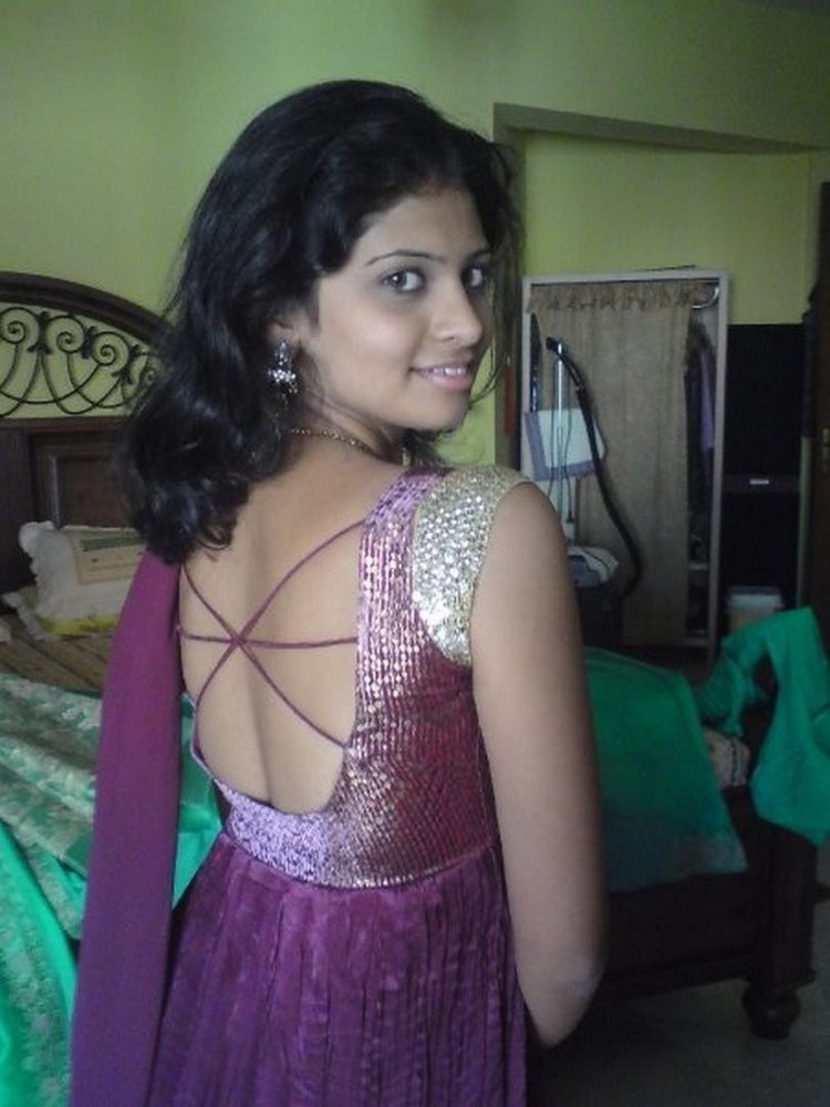 Sexy pics of indian girl getting ready for shower