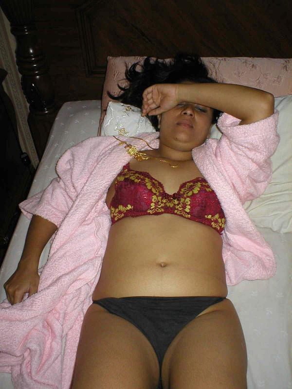 Sexy pics of indian girl getting ready for shower