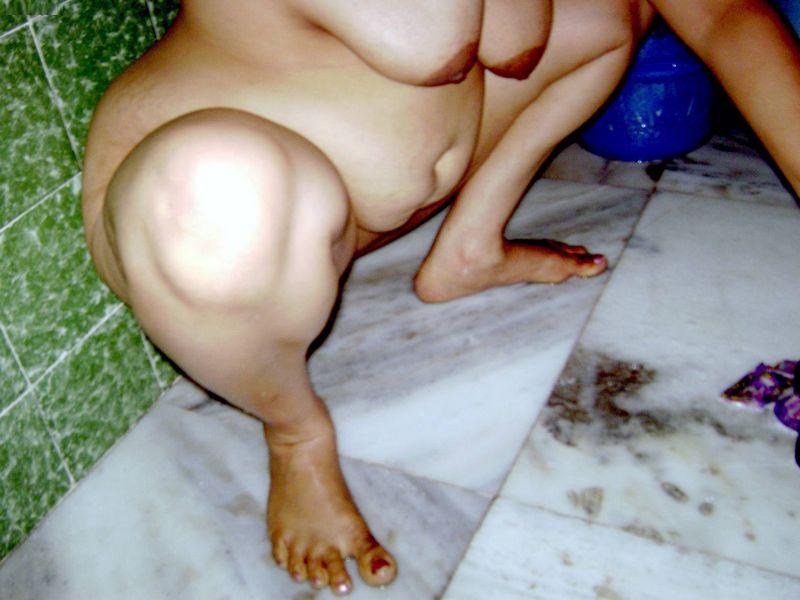 Mature amateur indian wife caught naked taking shower
