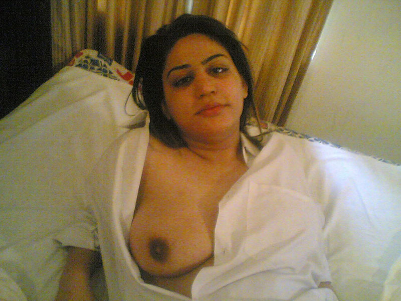 Sexy indian gf stripping naked her bedroom in front of boyfriend