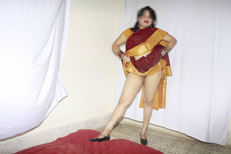 Big round ass wife showing her busty ass on camera