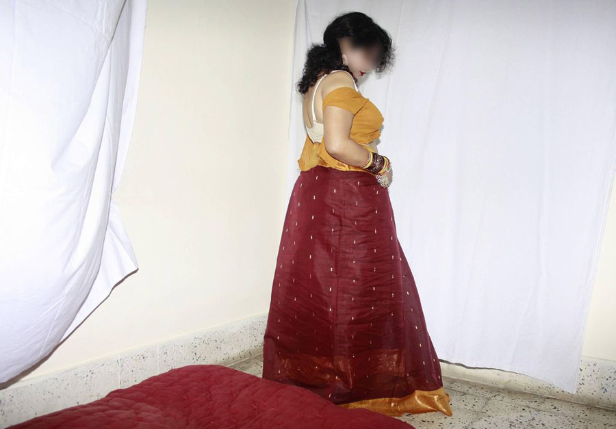 Big round ass wife showing her busty ass on camera