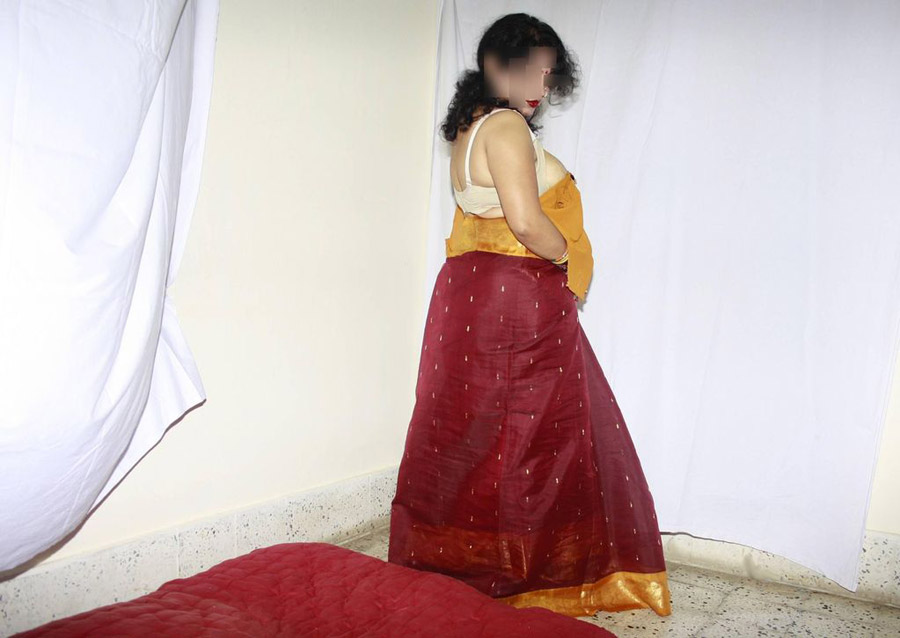 Big round ass wife showing her busty ass on camera