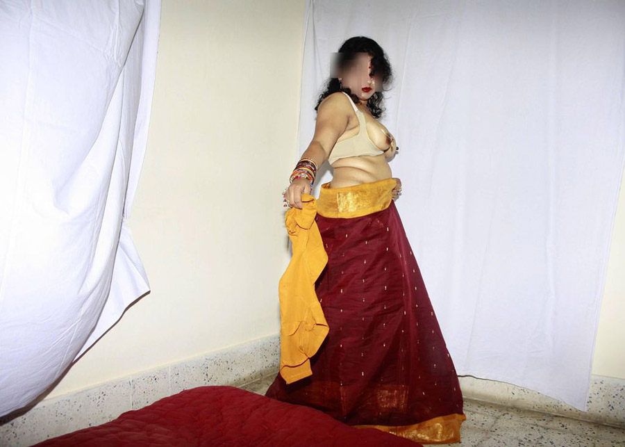 Big round ass wife showing her busty ass on camera