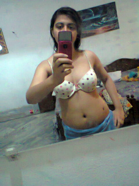 Stolen Pics Of Indian GF From Mobile Phone