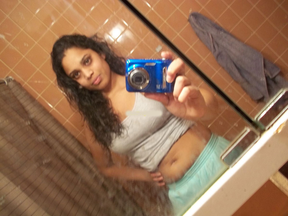 Indian GF Taking Her Nude Picture