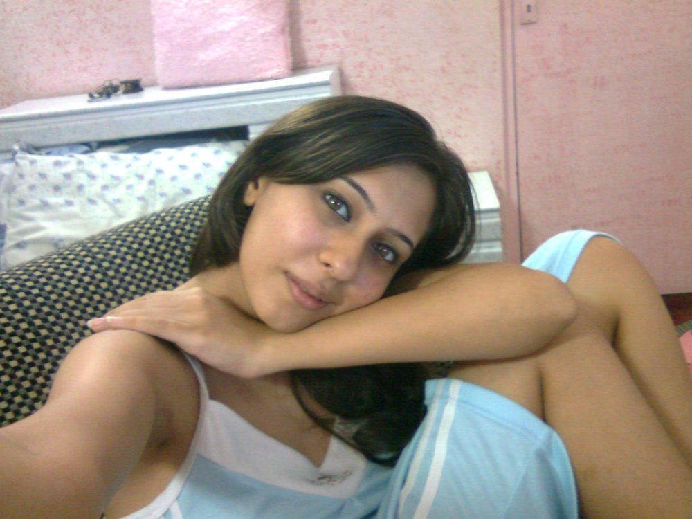 Desi Hot Girl AnuRadha Lying Naked Bedroom Pics
