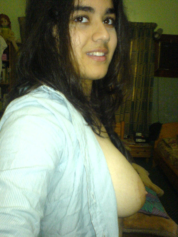 Sweet indian girl shooting her own naked pics