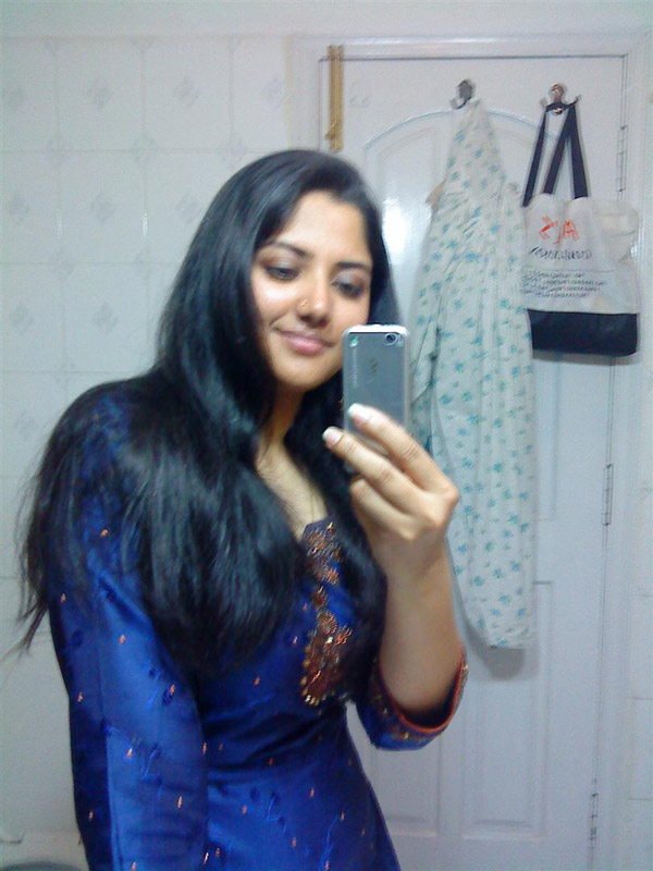 Sweet Indian Babe Gets Naked And Shows Off Her Ass