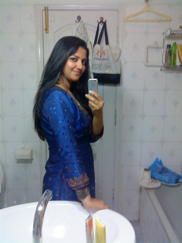 Sweet Indian Babe Gets Naked And Shows Off Her Ass