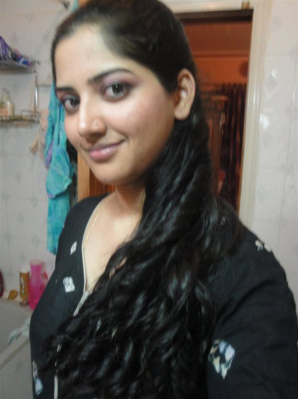 Sweet Indian Babe Gets Naked And Shows Off Her Ass