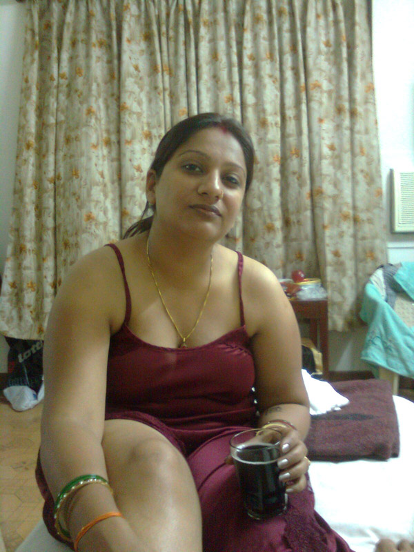 Sweet Indian Babe Gets Naked And Shows Off Her Ass