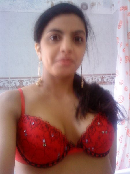 Hot indian college girl Kavita showing off