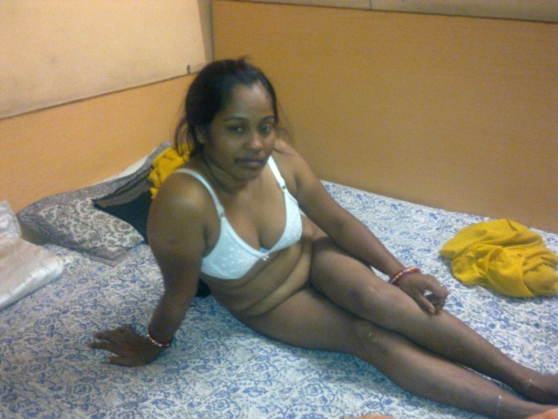 Juicy indian girl naked in bedroom