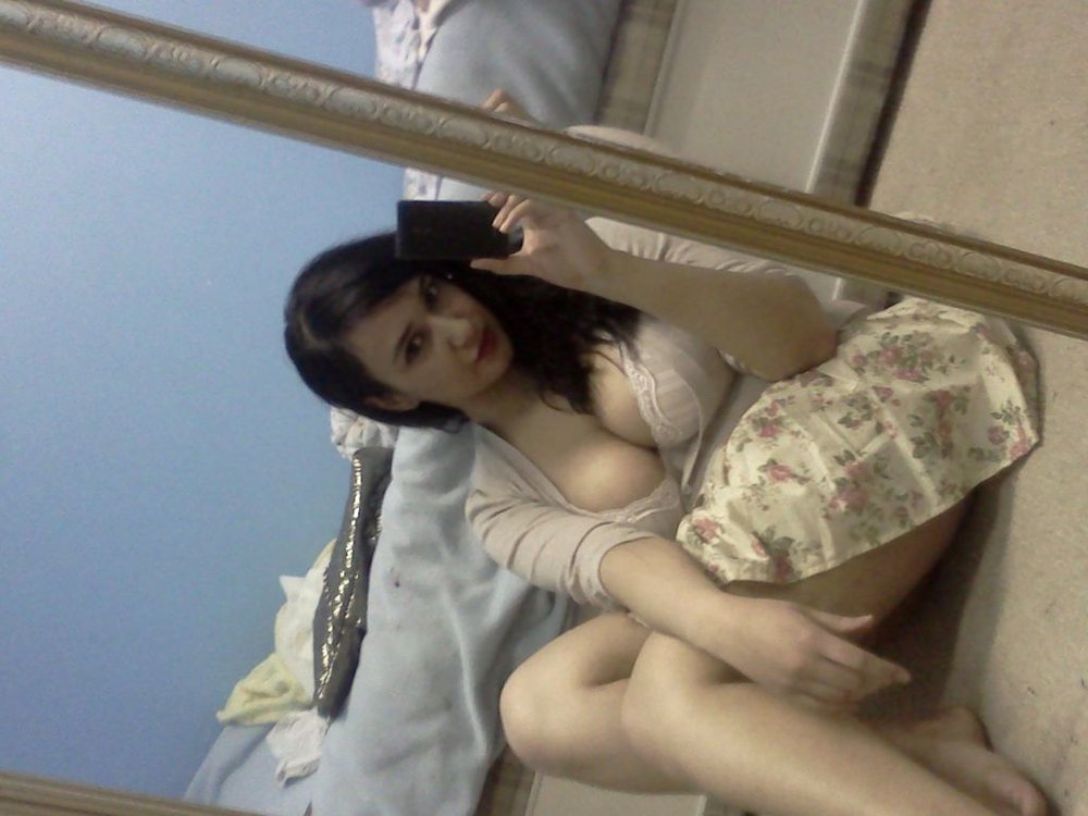 Plumpy indian girl taking her naked pic from her mobile