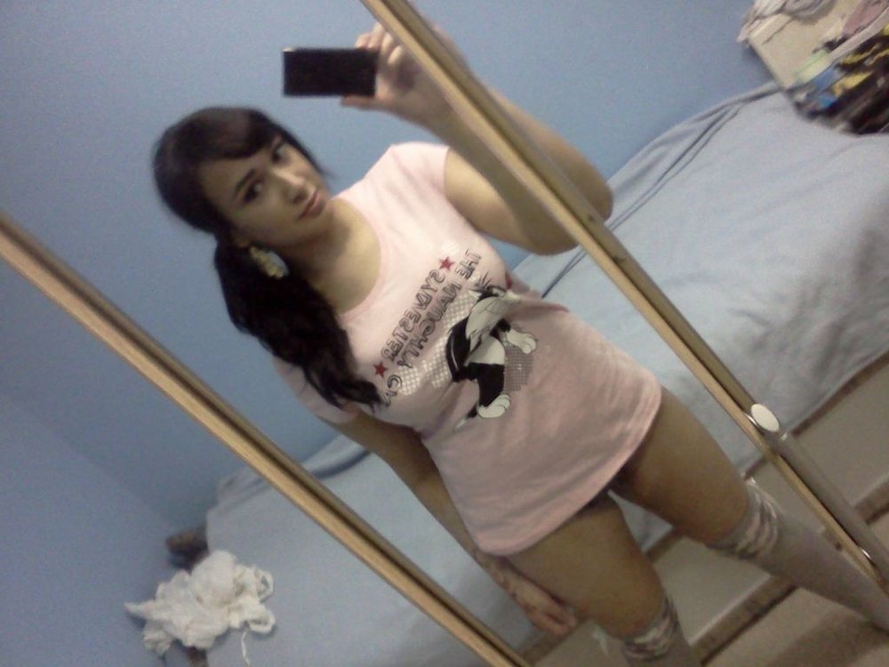 Plumpy indian girl taking her naked pic from her mobile