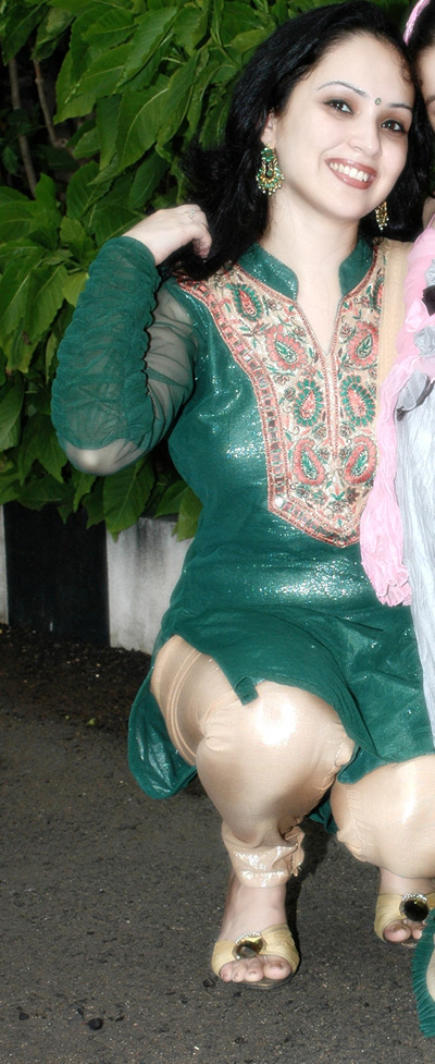 Stunning indian babe sexy poses on camera