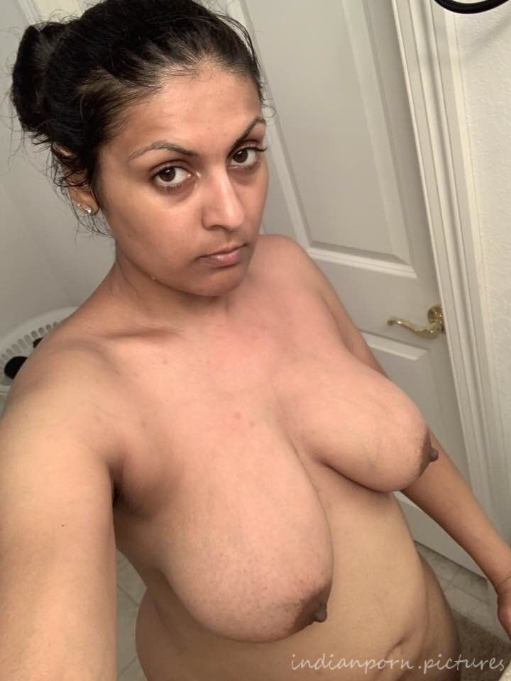 Horny Mature Desi Big Boobs Bhabhi Nude Photos