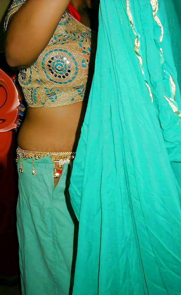 Indian Housewife Strips Naked Free Porn Pics