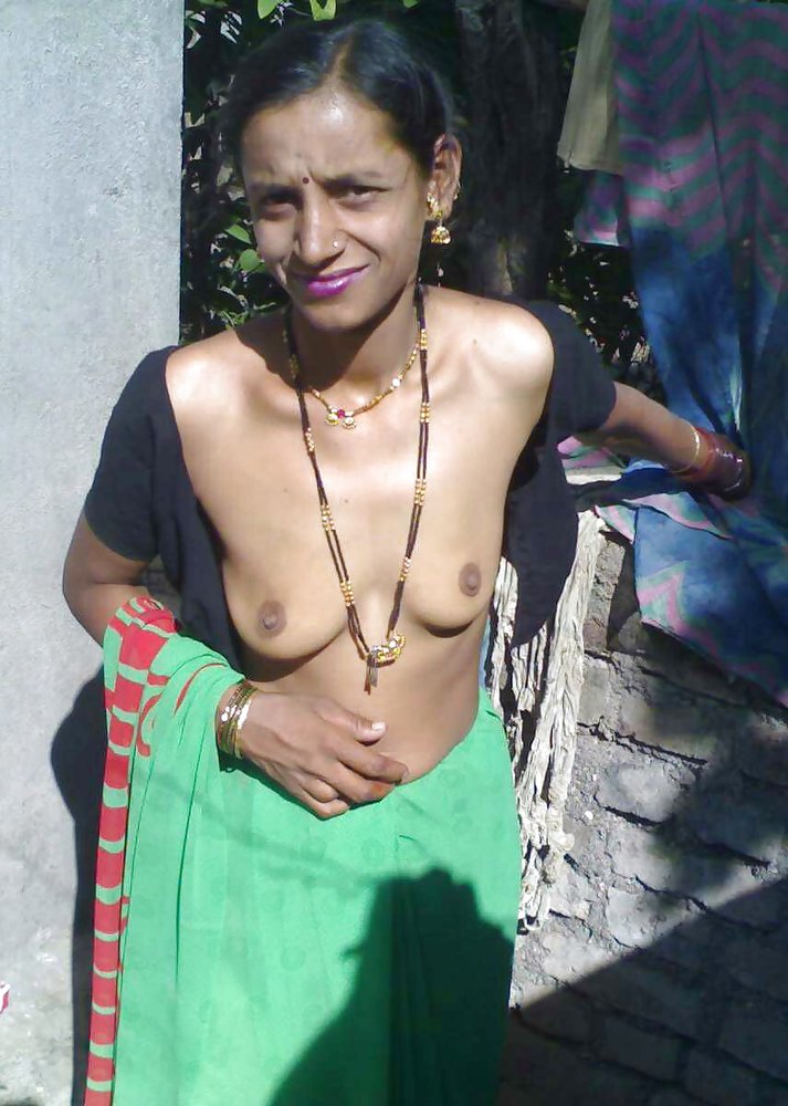 South Indian bhabhi posing in sari showing tits ass pics