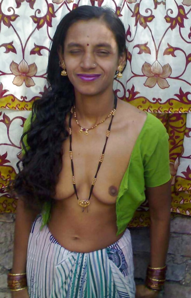 South Indian bhabhi posing in sari showing tits ass pics