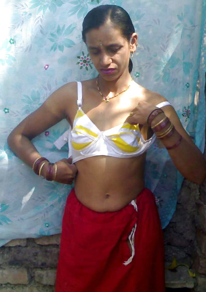 South Indian bhabhi posing in sari showing tits ass pics