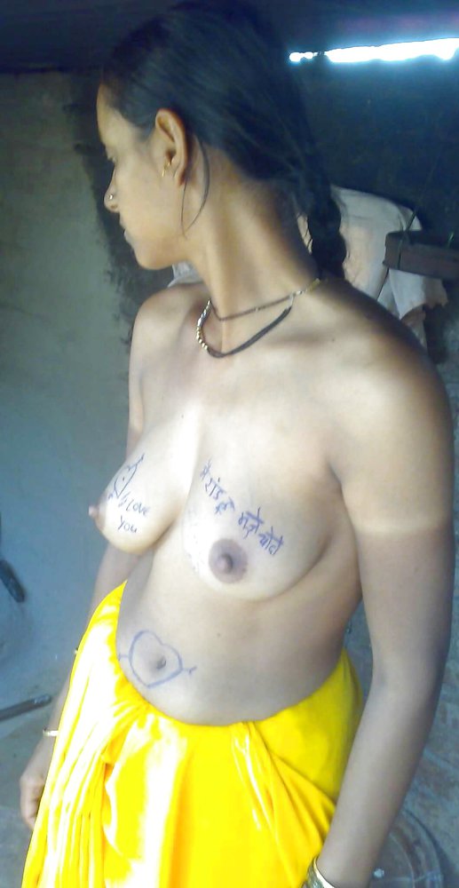 South Indian bhabhi posing in sari showing tits ass pics