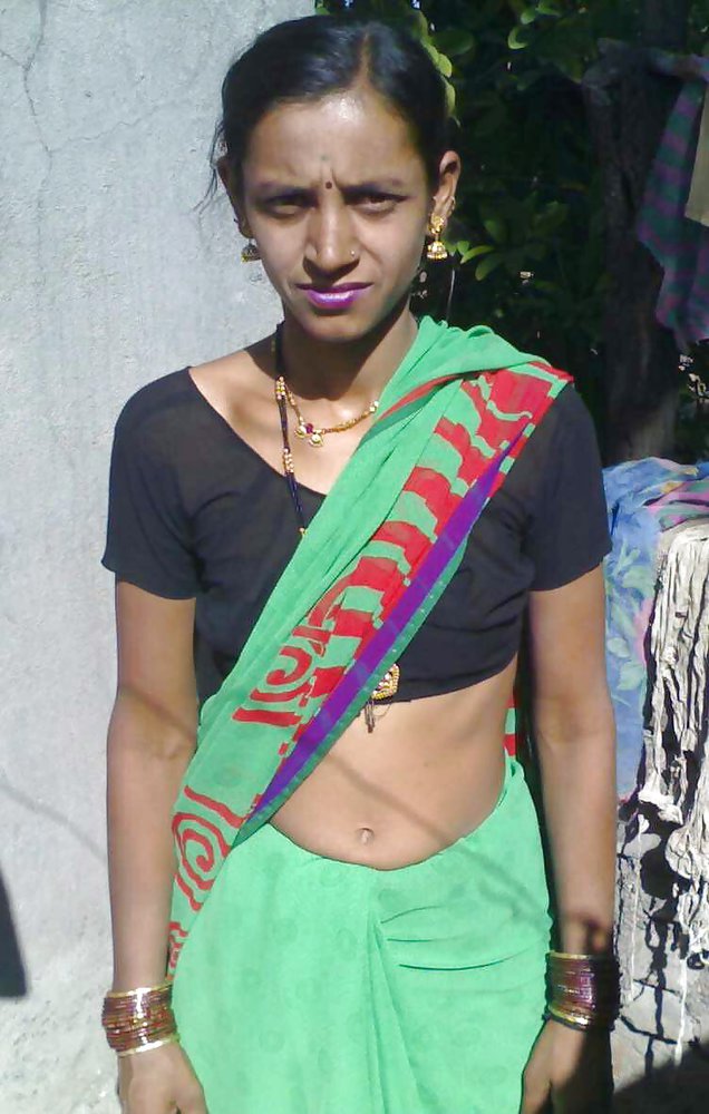 South Indian bhabhi posing in sari showing tits ass pics