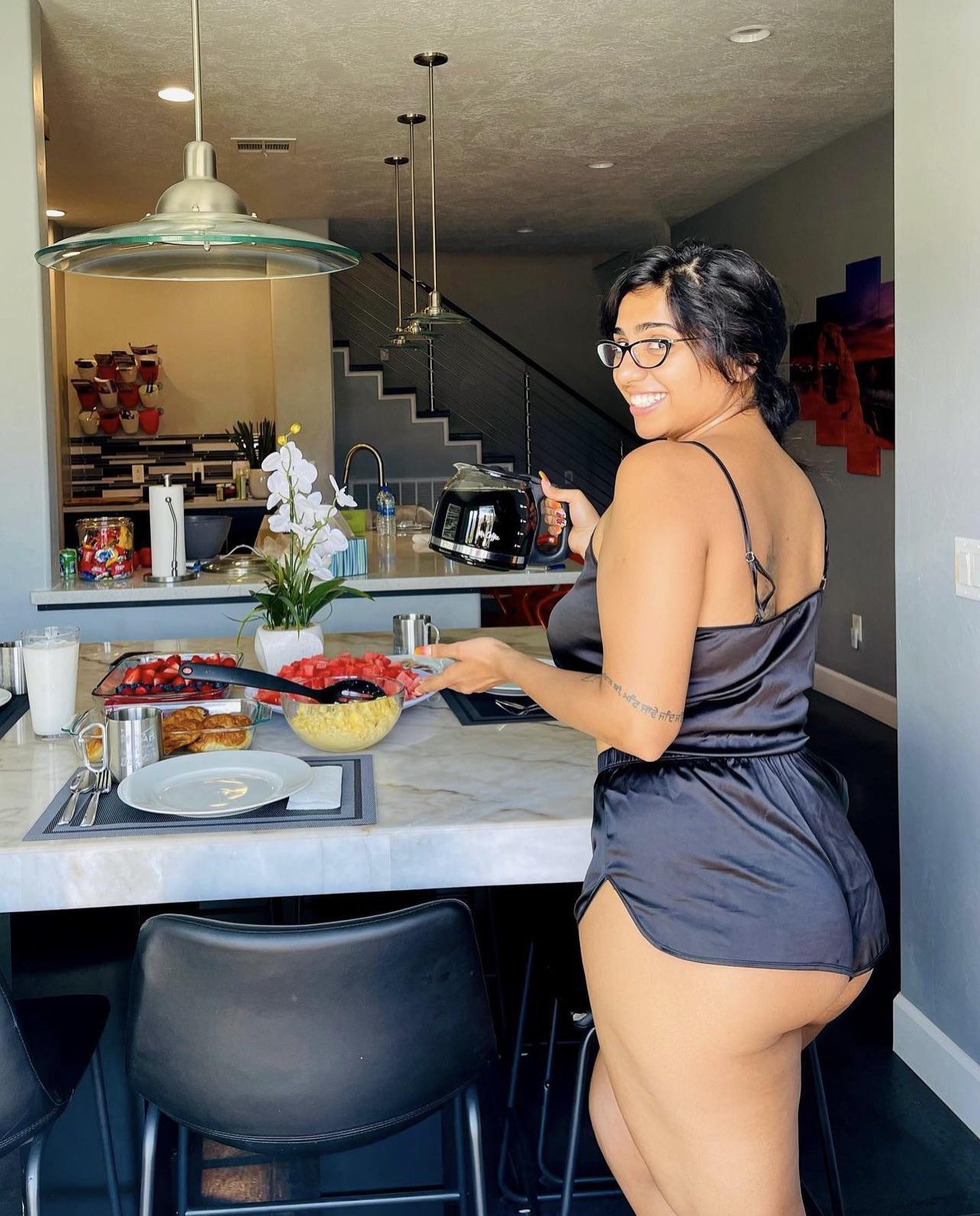 Naughty Desi Milf Serving Her Pussy For Your Breakfast