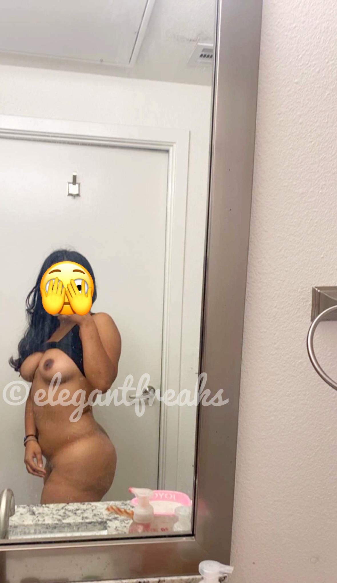 Flaunting my voluptuous Desi curves, ready to bounce on your massive throbbing dick