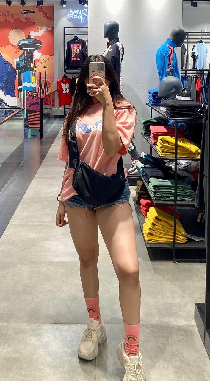 Married Desi Woman Showing Thick Thighs Wanting Attention