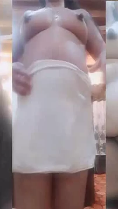 Older Paki Bhabhi in nature's garb show selfie movie