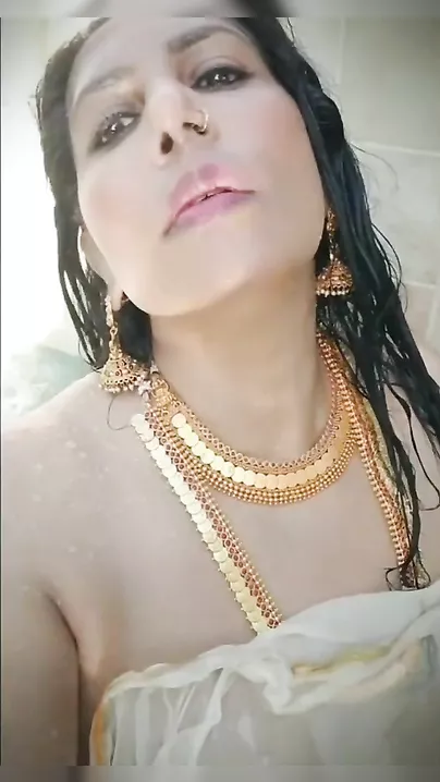 Super busty Mallu aunty pantoons show in pool