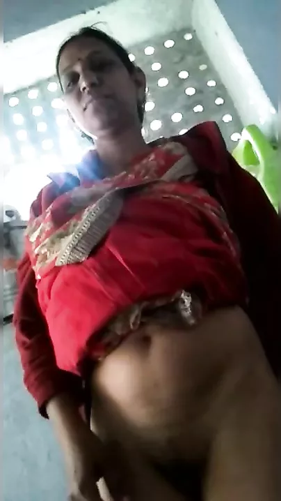 Village Bhabhi exposing her naked cookie