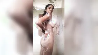 Sexy Paki Hotty bare bath episode MMS