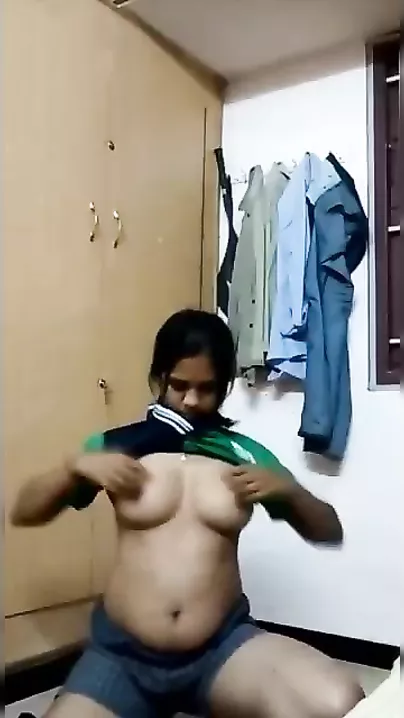 Desi hotty changing dresses on livecam for her lover