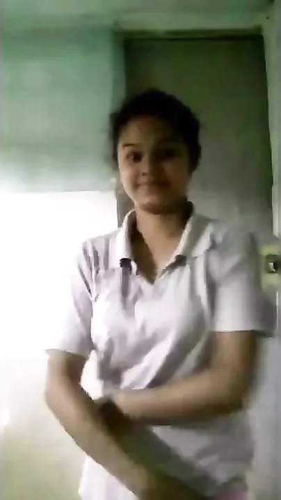 Super cute Telugu gal displaying her hawt body curves
