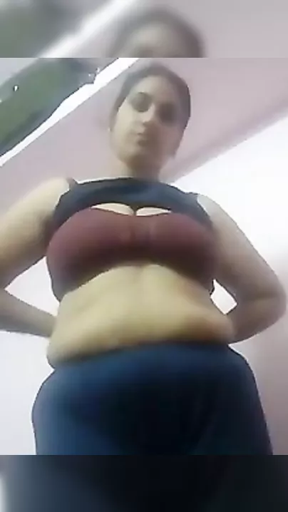 Sexy Bangla wife MMS striptease video
