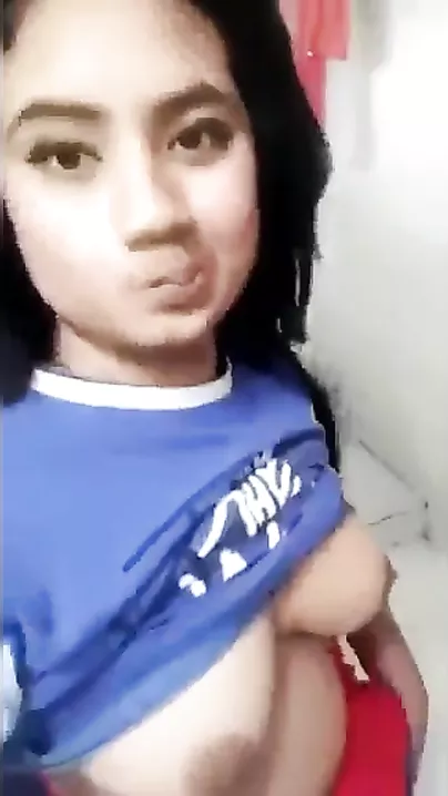 Desi selfie gal shows her humongous pointer sisters on cam