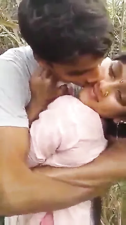 Dehati Bhabhi sharing sex in the outdoors MMS movie scene